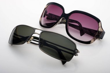 Yumuşak odak beyaz zemin üzerine iki sunglasseses