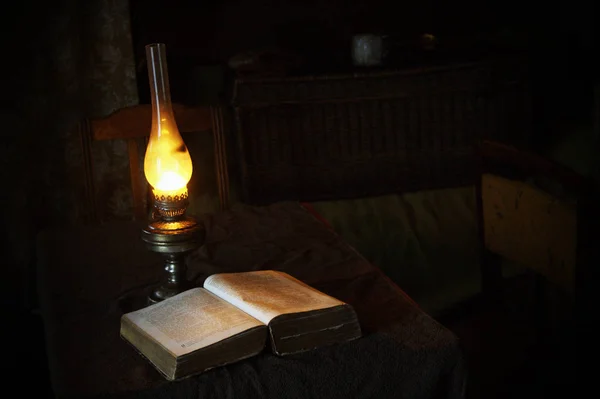 Livres anciens ouverts à la lecture avec lampe ancienne — Photo