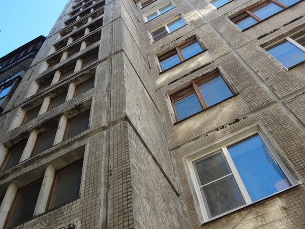 Eski gökdelen ucuz apart daireler