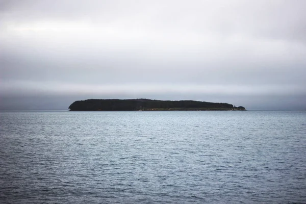 Морской пейзаж с единственным островом на горизонте. Море Японии в сумерках. Сумерки — стоковое фото