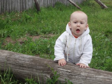 Kırsal kesimde Ağız açma erkek hayran bebek