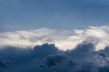 Koyu, ışık ve mavi bulutlar 