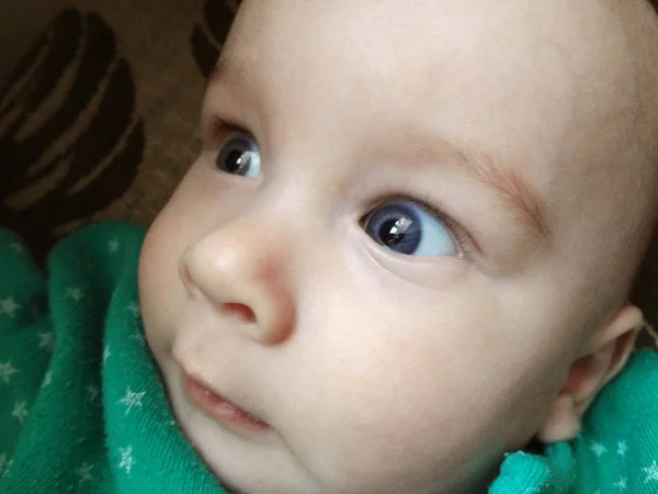 Gros plan yeux bleus de mignon petit garçon . — Photo