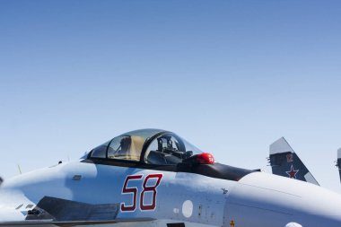 Temiz mavi gökyüzü ile askeri uçak sergi. 