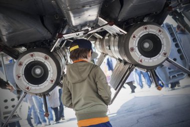 Askeri uçak büyük füzelere önce çocuk kalıyor