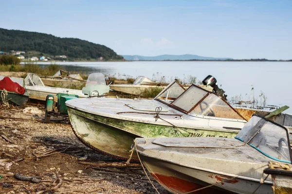 Eski teknelerle nehirde balıkçı köyü Bankası