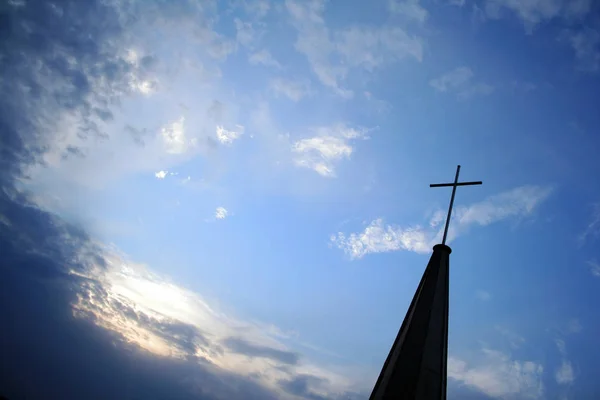 Croix supérieure de l'église protestante dans le ciel — Photo