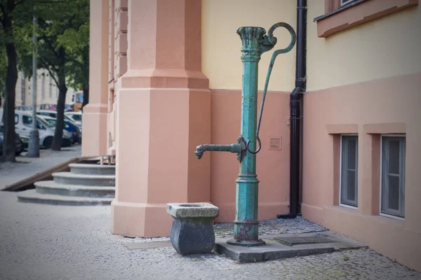 Prag'da sokak su pompası. 