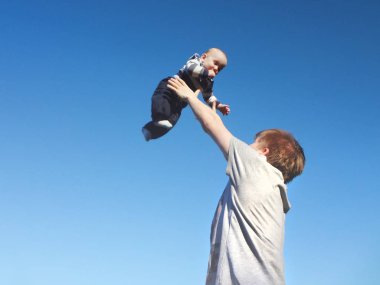 Peder, çocuğunu kopya uzayıyla gökyüzüne atar.