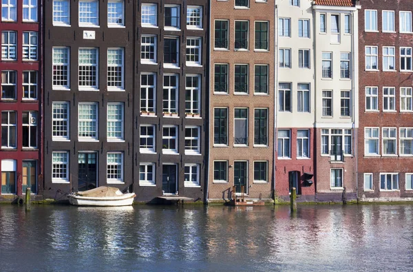 Amsterdamskich budynkach na kanale. — Zdjęcie stockowe
