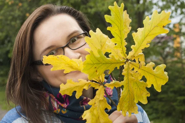 Woman is very happy of autumn nature. — Stock Photo, Image