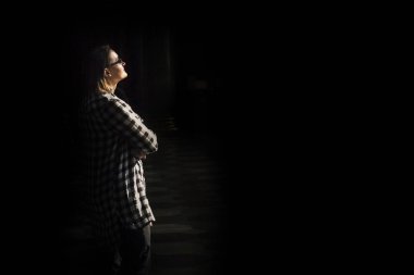 Kadının siluet siyah arka plan üzerine ışık altında