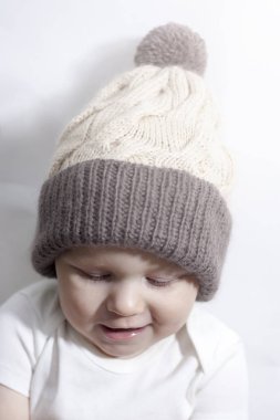 Yürümeye başlayan çocuk kafasına örme kap. 