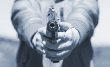 Silah sana nişan aldı. Eller ön görünüm silah. 