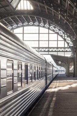 Tren taşıma yakın çekim. Kalkış tren istasyonu. 
