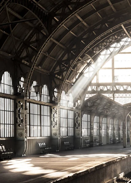 Vntage eski tarz mimari romantik tren istasyonu. Işık ray tren istasyonu içinde. 