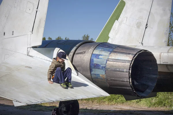 Asker çocuk. Çocuk savaşçı kanatta oynar.