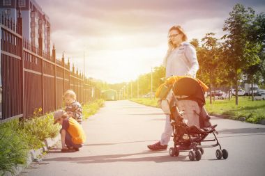 Güneşli sonbahar aile açık yürüyüş