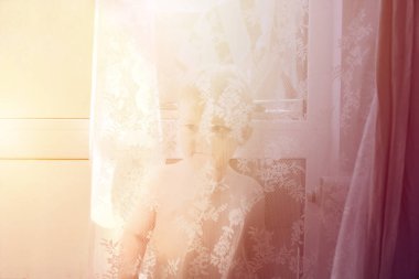 Evde yürümeye başlayan çocuk oyun perde arkasında saklanıyor. 