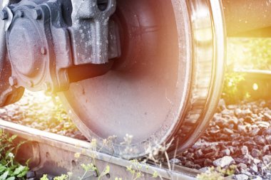 Demiryolundaki tren tekerleği.