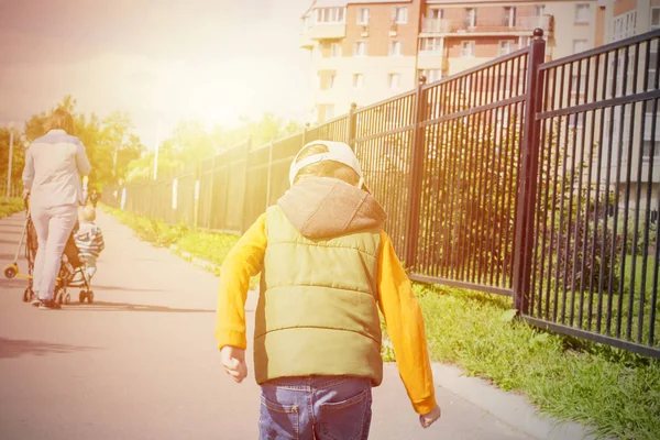 Genç yolda çalışır