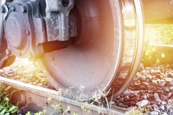 Demiryolundaki tren tekerleği.