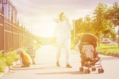 Açık yürüyüş sırasında çocuklarla konuşmak telefon tarafından anne. 