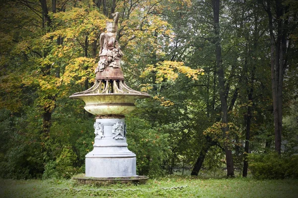 Oude verwoeste standbeeld in bos, symbool van oude tijden verlaten schoonheid. — Stockfoto