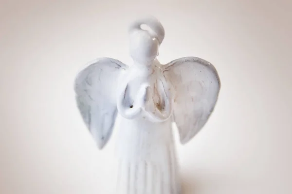 Рождественский игрушечный ангел — стоковое фото