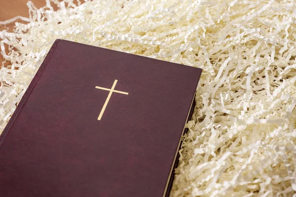 Red Bijbel met goud cross opleggen van papier vullen. — Stockfoto