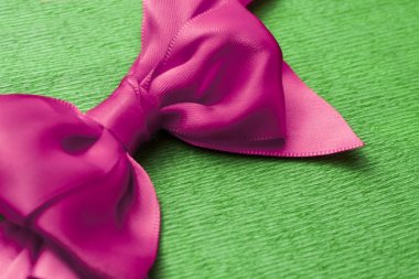 Yeşil zemin üzerine mor yay. 