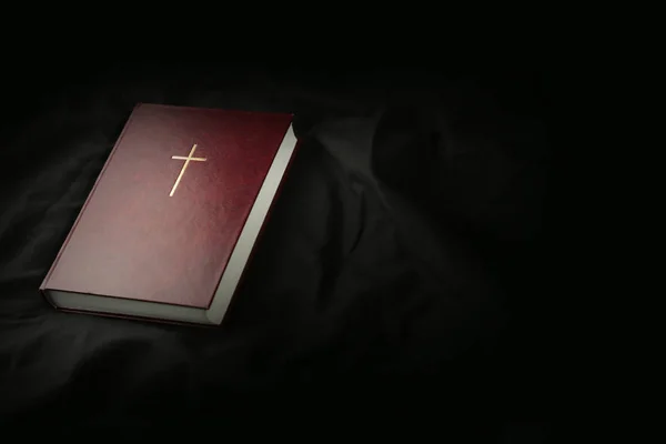 Bibeln på mörk textil bakgrund. — Stockfoto