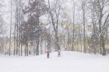 Yoğun kar yağışı gün küçük tepe üzerinde Kayak. 