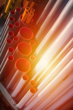 Arka plan için endüstriyel dikey borular. İçerideki fabrika