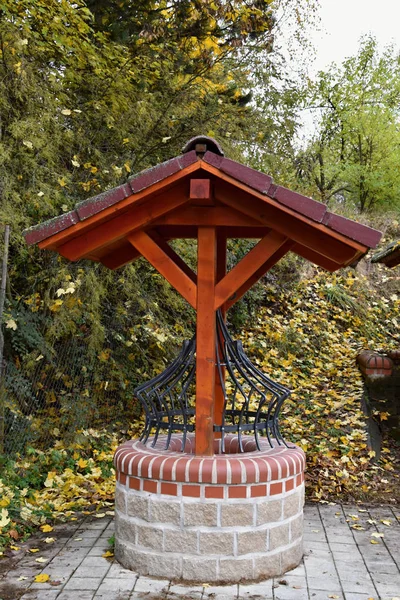 Sonbahar içinde belgili tanımlık sığınak ile iyi süs.