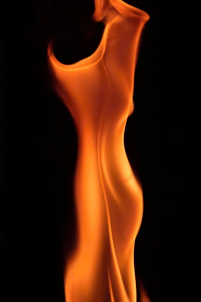 火焰在黑色背景上的火。一个女人的剪影. — 图库照片