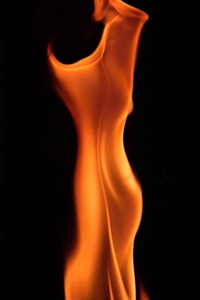 Flammenfeuer auf schwarzem Hintergrund. Silhouette einer Frau. — Stockfoto