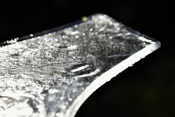 Ένα κομμάτι του πάγου σε σκούρο φόντο. — Φωτογραφία Αρχείου