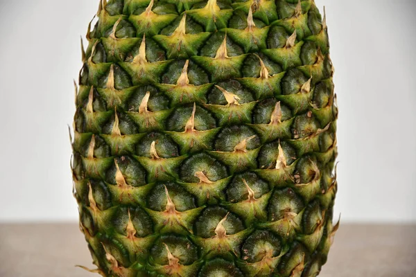 Tropisch fruit ananas, staande op een keramische tegel. Detail. — Stockfoto