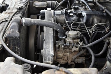 Eski dizel motor başladı.