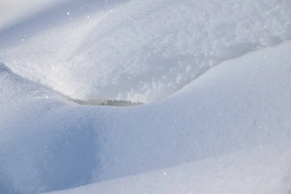 La neve va alla deriva in una giornata di sole — Foto Stock