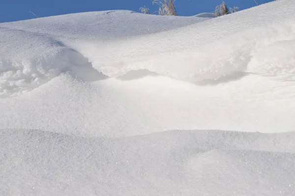 La neve va alla deriva in una giornata di sole . — Foto Stock