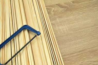 Modelcilerin ihtiyaçları, ahşap ladin kirişleri. Tahta kirişlerin farklı profilleri. Çeşitli model nesnelerin yapımı. Tahta kirişleri kesmek için küçük testere.