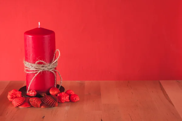 Red candle with red shells — Stock Photo, Image