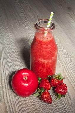 Apple ve çilek bir şişe ile taze kırmızı yüzlü. 