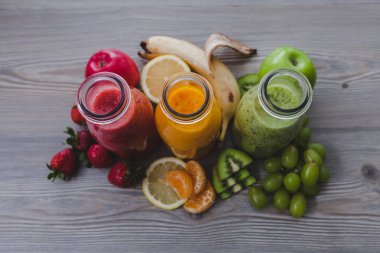 Taze meyve smoothies meyve ile üç şişe