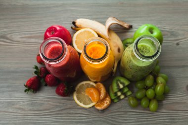 Taze meyve smoothies meyve ile üç şişe