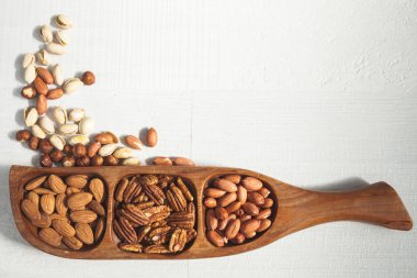 Badem, ceviz ve ahşap bir kase fıstık 