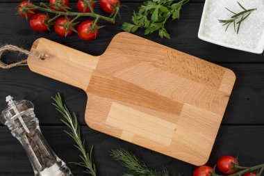 Yönetim Kurulu, otlar ve baharatlar siyah Ahşap mutfak masasında kesme.