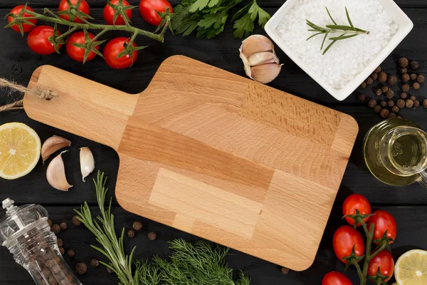 Kesme tahtası. Domates. Maydanoz. Sarımsak. Tuz. Petrol. Biber.  